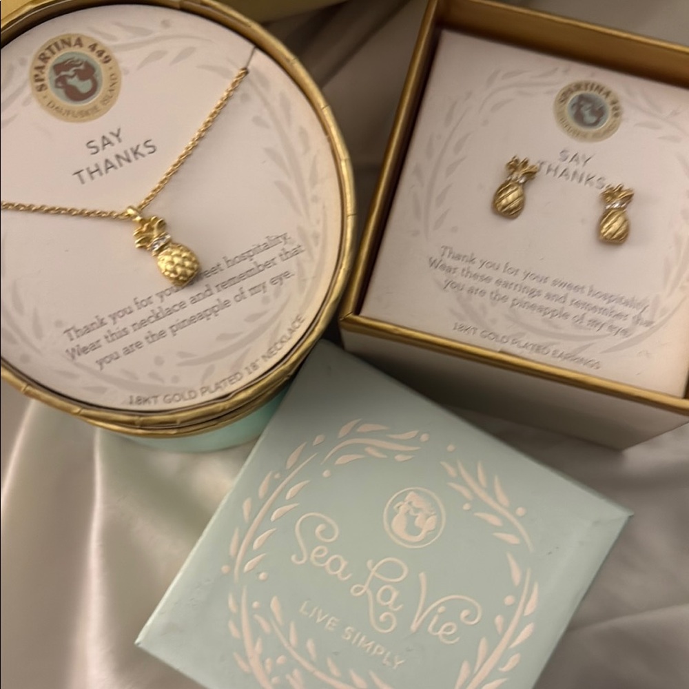 Sea La Vie Gold Pineapple Necklace and Earring Set